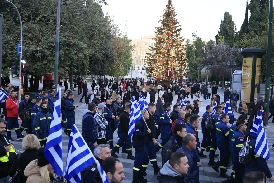 Καθιστική διαμαρτυρία ενστόλων έξω από τη Βουλή - Διακόπηκε η κυκλοφορία, δείτε φωτογραφίες