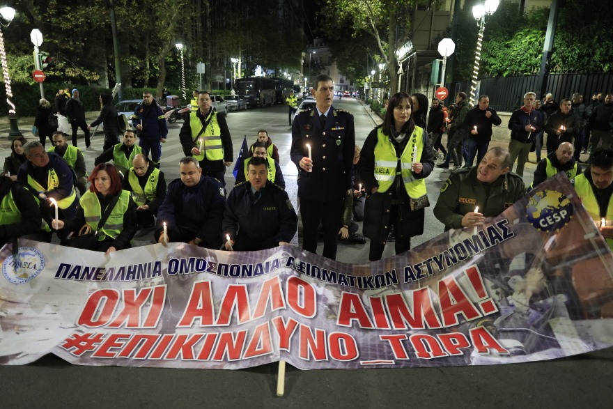 Καθιστική διαμαρτυρία ενστόλων έξω από τη Βουλή - Διακόπηκε η κυκλοφορία, δείτε φωτογραφίες