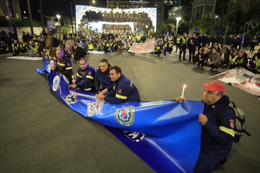 Καθιστική διαμαρτυρία ενστόλων έξω από τη Βουλή - Διακόπηκε η κυκλοφορία, δείτε φωτογραφίες