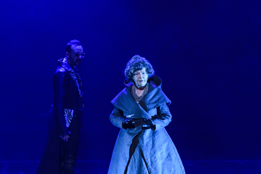 Ένας ροκ σταρ Σκρουτζ βάζει φωτιά στη σκηνή