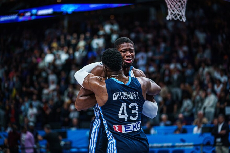 Κώστας Αντετοκούνμπο για τα παιδικά του χρόνια: «Δεν είχαμε ρεύμα, φαγητό και αλλάζαμε συνέχεια σπίτια»