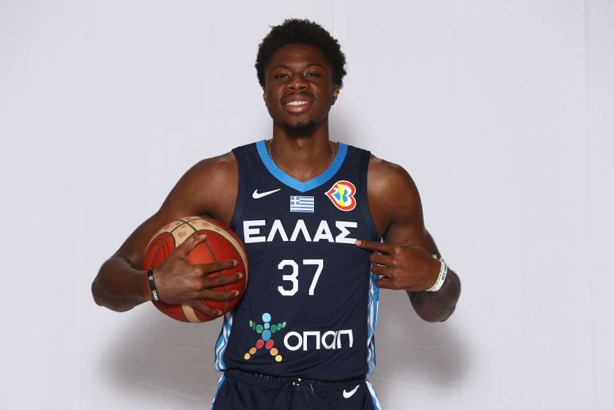 Κώστας Αντετοκούνμπο για τα παιδικά του χρόνια: «Δεν είχαμε ρεύμα, φαγητό και αλλάζαμε συνέχεια σπίτια»