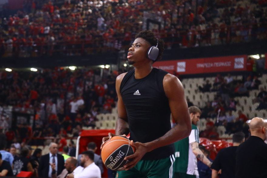 Κώστας Αντετοκούνμπο για τα παιδικά του χρόνια: «Δεν είχαμε ρεύμα, φαγητό και αλλάζαμε συνέχεια σπίτια»