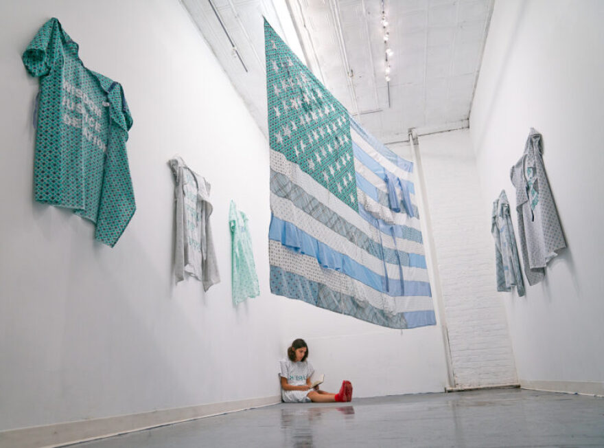 Ροζ ελληνική σημαία: Ποια είναι η Γεωργία Λαλέ το έργο της οποίας αποσύρθηκε από ελληνικό Γενικό Προξενείο στη Νέα Υόρκη