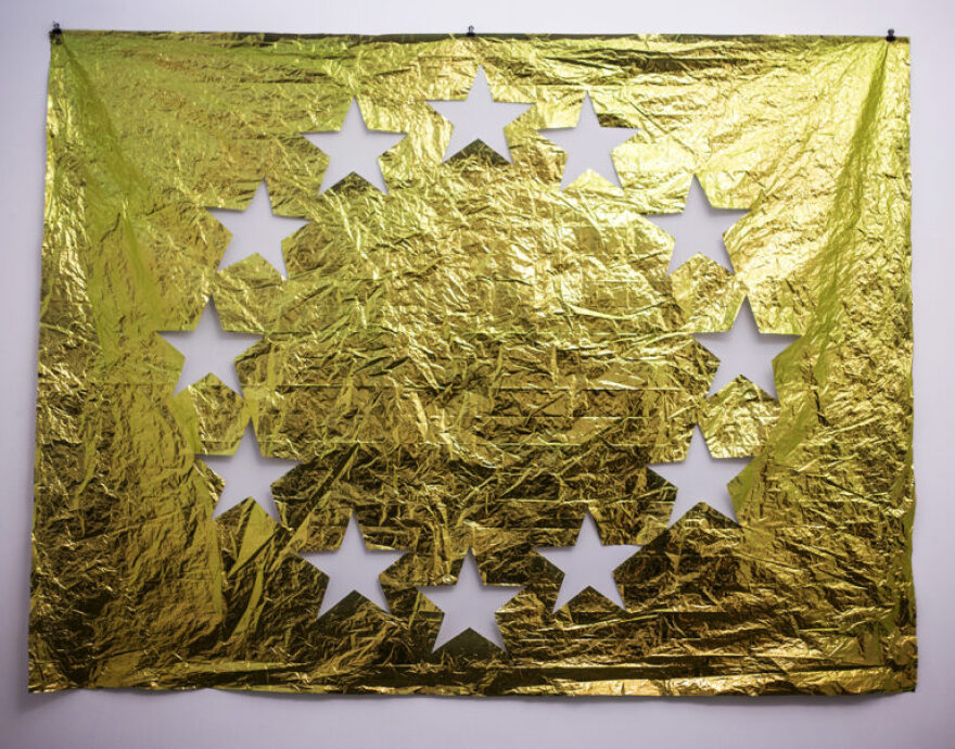 Ροζ ελληνική σημαία: Ποια είναι η Γεωργία Λαλέ το έργο της οποίας αποσύρθηκε από ελληνικό Γενικό Προξενείο στη Νέα Υόρκη