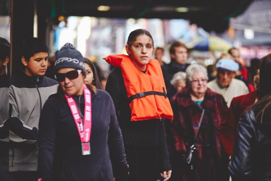 Ροζ ελληνική σημαία: Ποια είναι η Γεωργία Λαλέ το έργο της οποίας αποσύρθηκε από ελληνικό Γενικό Προξενείο στη Νέα Υόρκη