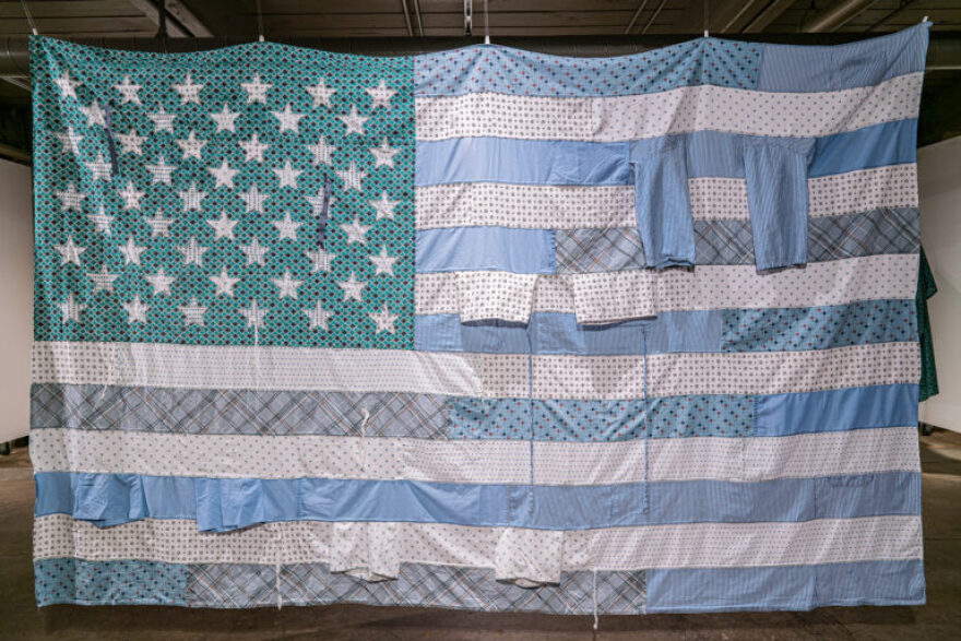 Ροζ ελληνική σημαία: Ποια είναι η Γεωργία Λαλέ το έργο της οποίας αποσύρθηκε από ελληνικό Γενικό Προξενείο στη Νέα Υόρκη