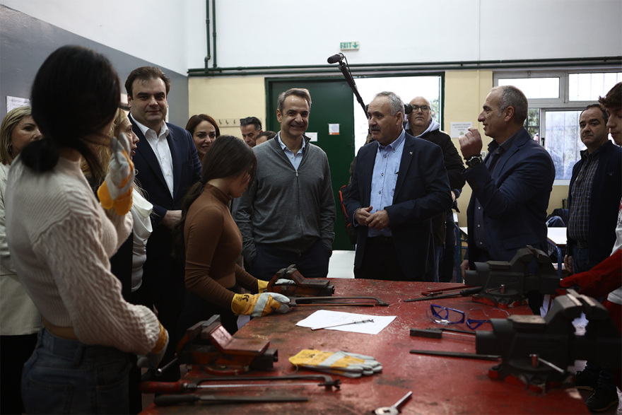 Κυριάκος Μητσοτάκης:  Σε ΕΠΑΛ στο Πέραμα  - Τι αλλάζει στην επαγγελματική εκπαίδευση