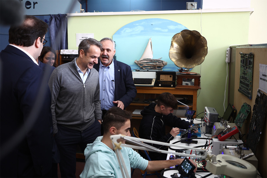 Κυριάκος Μητσοτάκης:  Σε ΕΠΑΛ στο Πέραμα  - Τι αλλάζει στην επαγγελματική εκπαίδευση