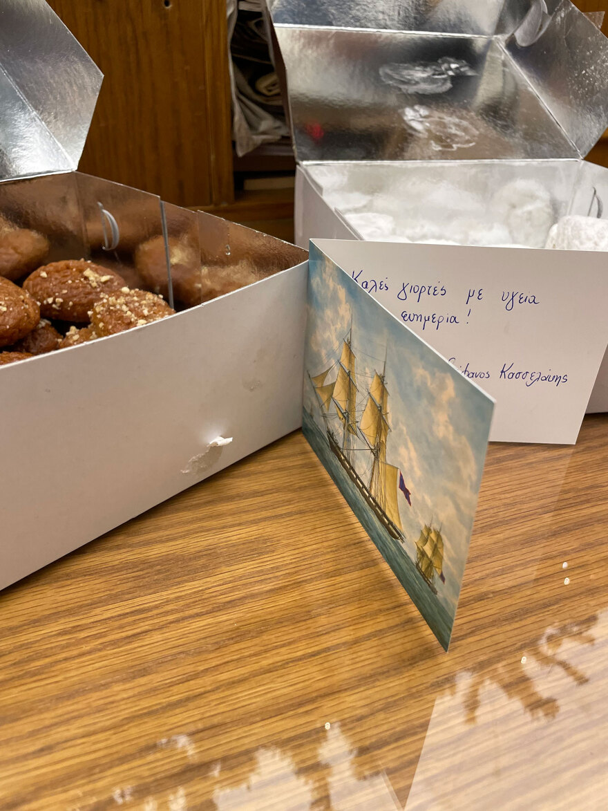 Βουλή: Μελομακάρονα και κουραμπιέδες για τους κοινοβουλευτικούς συντάκτες από τον Κασσελάκη