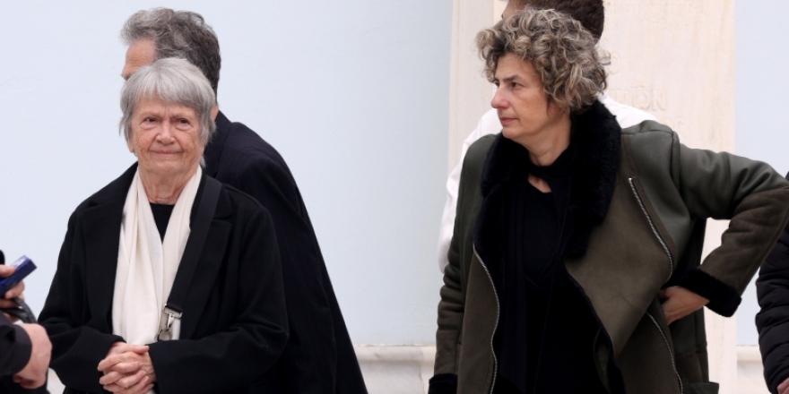 Γιώργος Μιχαλακόπουλος: Υποβασταζόμενη από τις κόρες τους η σύζυγος του ηθοποιού στην κηδεία του