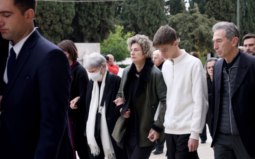 Γιώργος Μιχαλακόπουλος: Υποβασταζόμενη από τις κόρες τους η σύζυγος του ηθοποιού στην κηδεία του