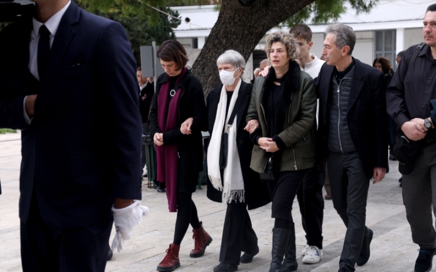 Γιώργος Μιχαλακόπουλος: Υποβασταζόμενη από τις κόρες τους η σύζυγος του ηθοποιού στην κηδεία του