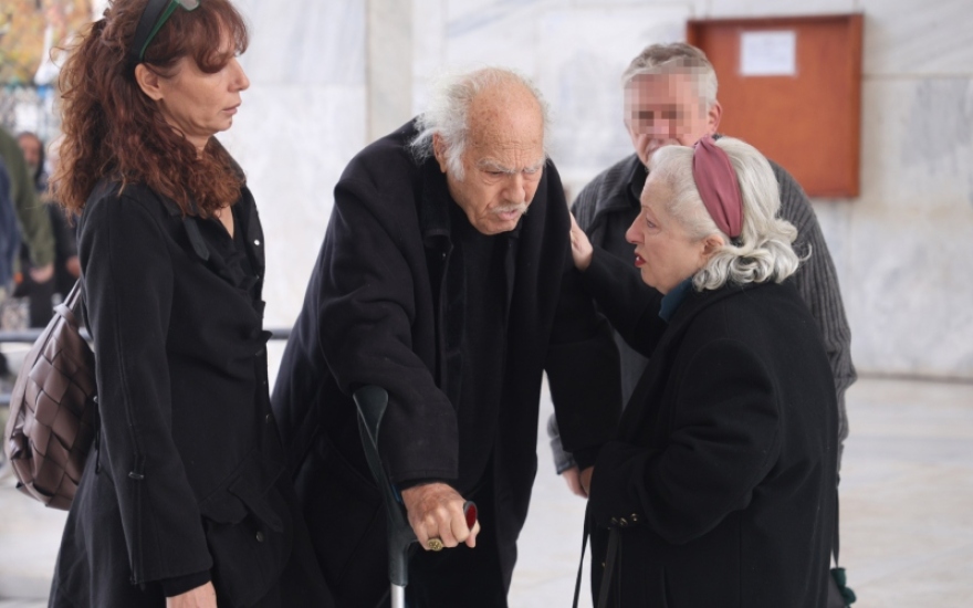 Γιώργος Μιχαλακόπουλος: Πλήθος κόσμου στην κηδεία του - Δείτε φωτογραφίες