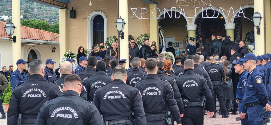 Oδύνη στην Πάτρα που αποχαιρέτησε τον 29χρονο αστυνομικό της ΔΙ.ΑΣ - Οδηγήθηκε ντυμένος γαμπρός στην τελευταία του κατοικία