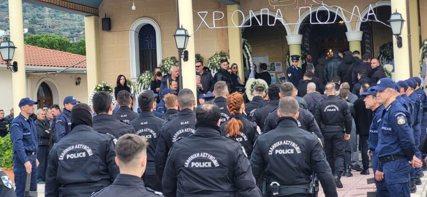 Oδύνη στην Πάτρα που αποχαιρέτησε τον 29χρονο αστυνομικό της ΔΙ.ΑΣ - Οδηγήθηκε ντυμένος γαμπρός στην τελευταία του κατοικία