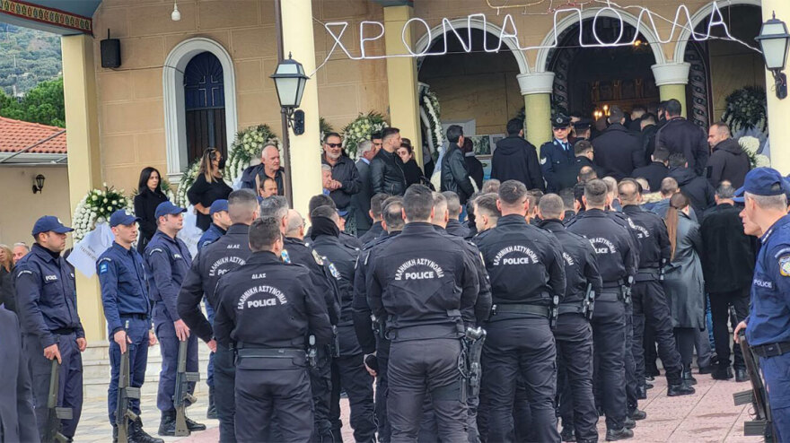 Oδύνη στην Πάτρα που αποχαιρέτησε τον 29χρονο αστυνομικό της ΔΙ.ΑΣ - Οδηγήθηκε ντυμένος γαμπρός στην τελευταία του κατοικία