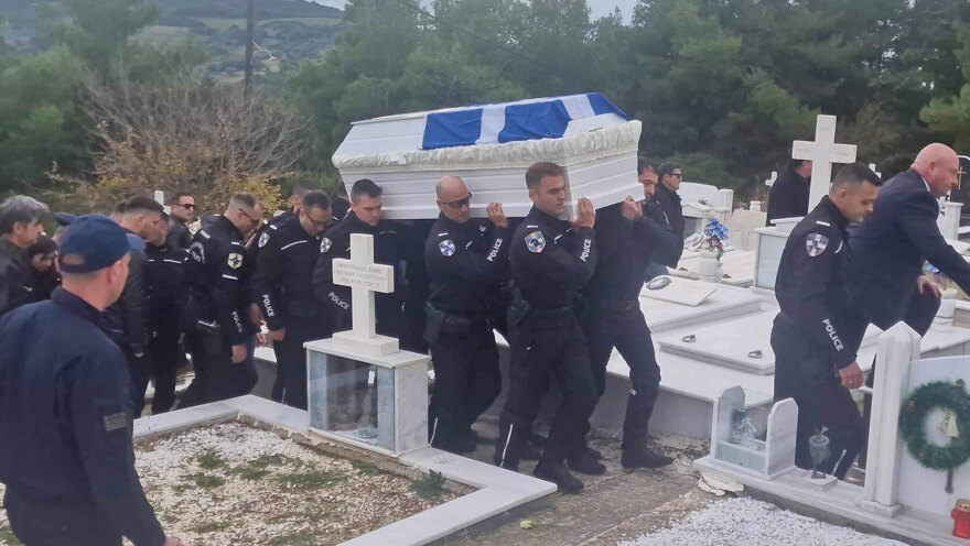 Oδύνη στην Πάτρα που αποχαιρέτησε τον 29χρονο αστυνομικό της ΔΙ.ΑΣ - Οδηγήθηκε ντυμένος γαμπρός στην τελευταία του κατοικία