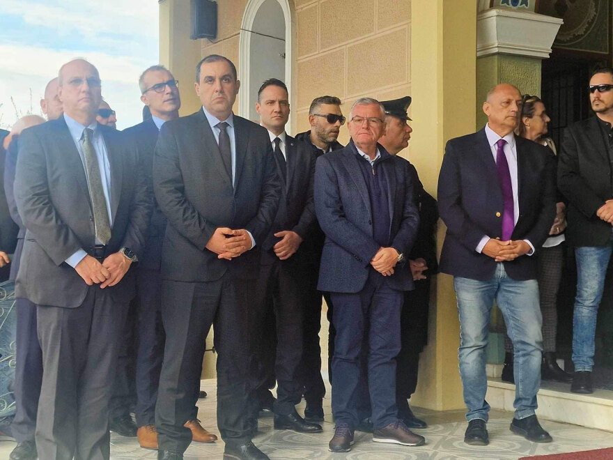 Oδύνη στην Πάτρα που αποχαιρέτησε τον 29χρονο αστυνομικό της ΔΙ.ΑΣ - Οδηγήθηκε ντυμένος γαμπρός στην τελευταία του κατοικία