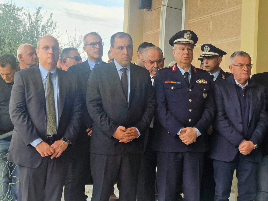 Oδύνη στην Πάτρα που αποχαιρέτησε τον 29χρονο αστυνομικό της ΔΙ.ΑΣ - Οδηγήθηκε ντυμένος γαμπρός στην τελευταία του κατοικία