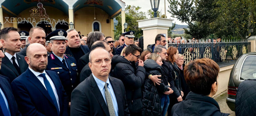 Oδύνη στην Πάτρα που αποχαιρέτησε τον 29χρονο αστυνομικό της ΔΙ.ΑΣ - Οδηγήθηκε ντυμένος γαμπρός στην τελευταία του κατοικία