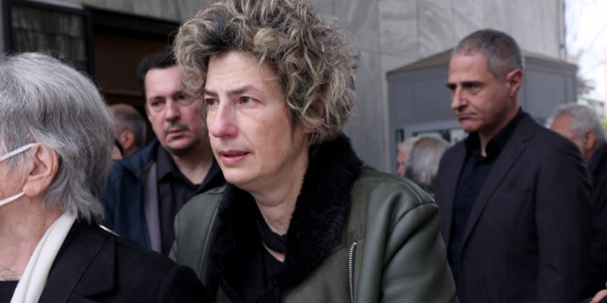 Γιώργος Μιχαλακόπουλος: Υποβασταζόμενη από τις κόρες τους η σύζυγος του ηθοποιού στην κηδεία του