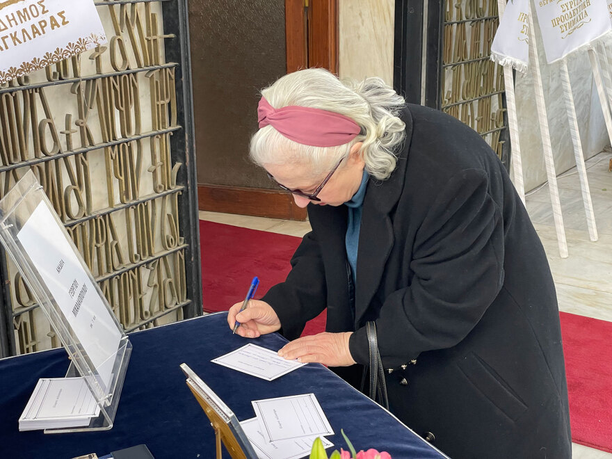 Γιώργος Μιχαλακόπουλος: Πλήθος κόσμου στην κηδεία του - Δείτε φωτογραφίες