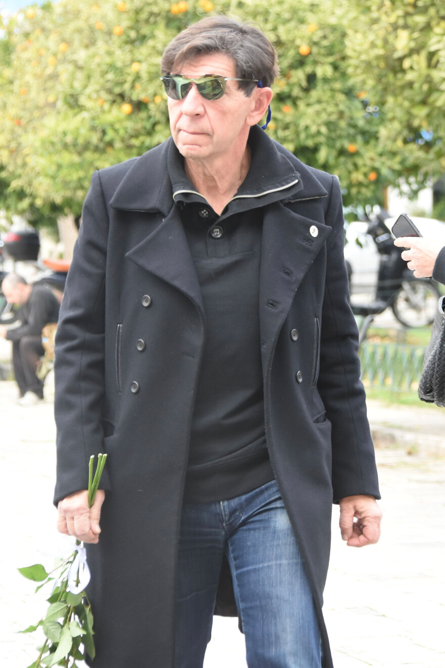 Γιώργος Μιχαλακόπουλος: Πλήθος κόσμου στην κηδεία του - Δείτε φωτογραφίες