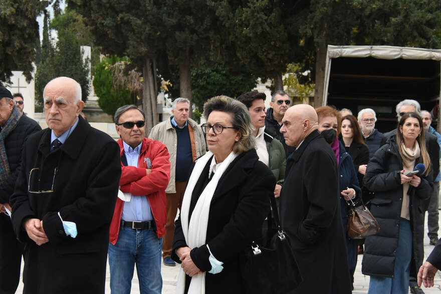 Γιώργος Μιχαλακόπουλος: Πλήθος κόσμου στην κηδεία του - Δείτε φωτογραφίες