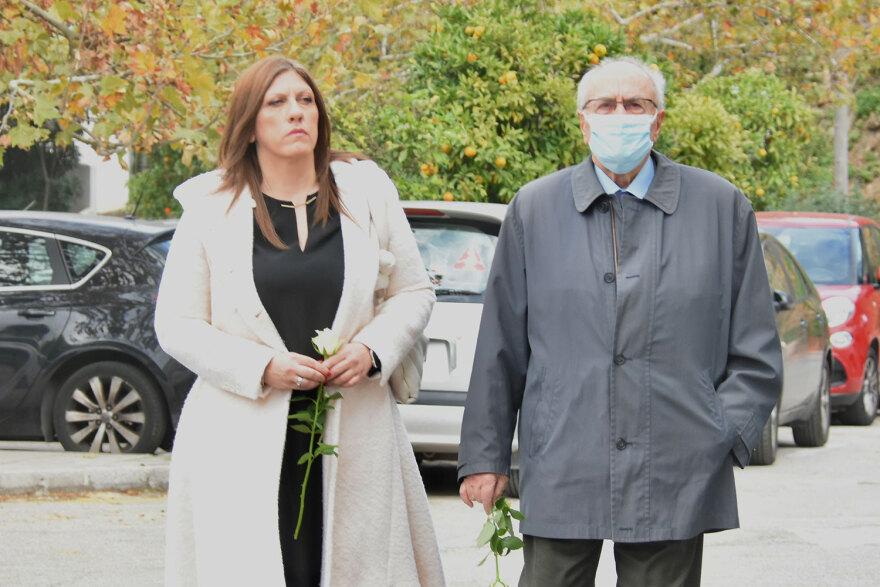 Γιώργος Μιχαλακόπουλος: Πλήθος κόσμου στην κηδεία του - Δείτε φωτογραφίες