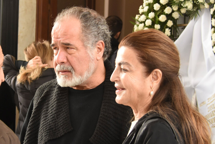 Γιώργος Μιχαλακόπουλος: Πλήθος κόσμου στην κηδεία του - Δείτε φωτογραφίες