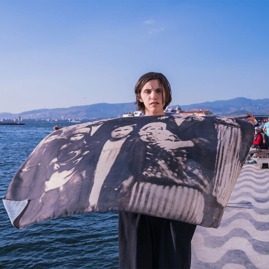 Ροζ ελληνική σημαία: Ποια είναι η Γεωργία Λαλέ το έργο της οποίας αποσύρθηκε από ελληνικό Γενικό Προξενείο στη Νέα Υόρκη