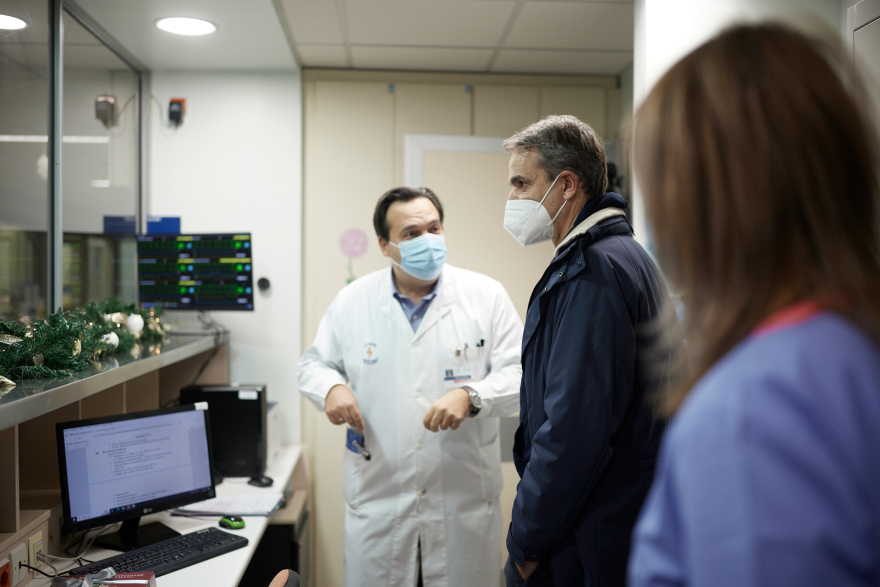 Επίσκεψη Μητσοτάκη στη Μονάδα Εγκεφαλικών του Αττικόν - Δείτε βίντεο και φωτογραφίες