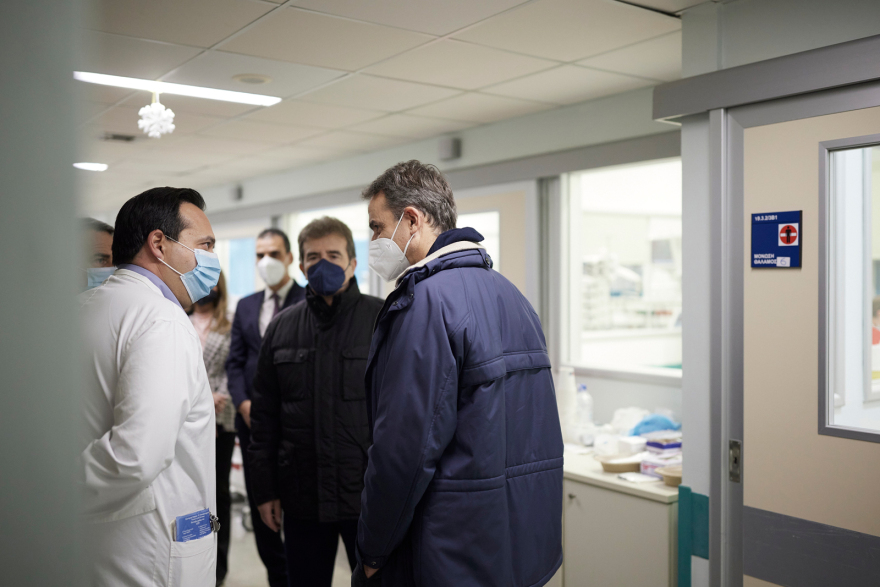 Επίσκεψη Μητσοτάκη στη Μονάδα Εγκεφαλικών του Αττικόν - Δείτε βίντεο και φωτογραφίες