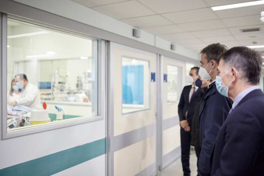 Επίσκεψη Μητσοτάκη στη Μονάδα Εγκεφαλικών του Αττικόν - Δείτε βίντεο και φωτογραφίες