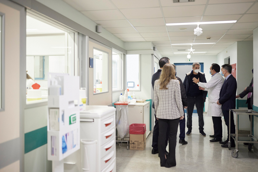 Επίσκεψη Μητσοτάκη στη Μονάδα Εγκεφαλικών του Αττικόν - Δείτε βίντεο και φωτογραφίες