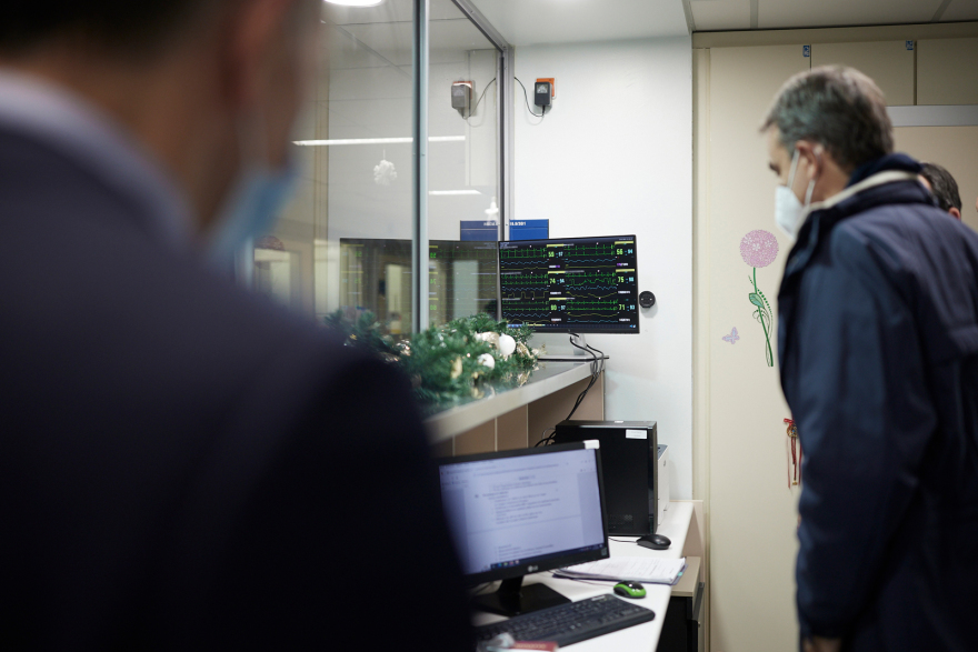 Επίσκεψη Μητσοτάκη στη Μονάδα Εγκεφαλικών του Αττικόν - Δείτε βίντεο και φωτογραφίες