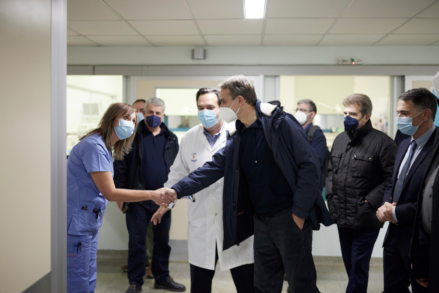 Επίσκεψη Μητσοτάκη στη Μονάδα Εγκεφαλικών του Αττικόν - Δείτε βίντεο και φωτογραφίες