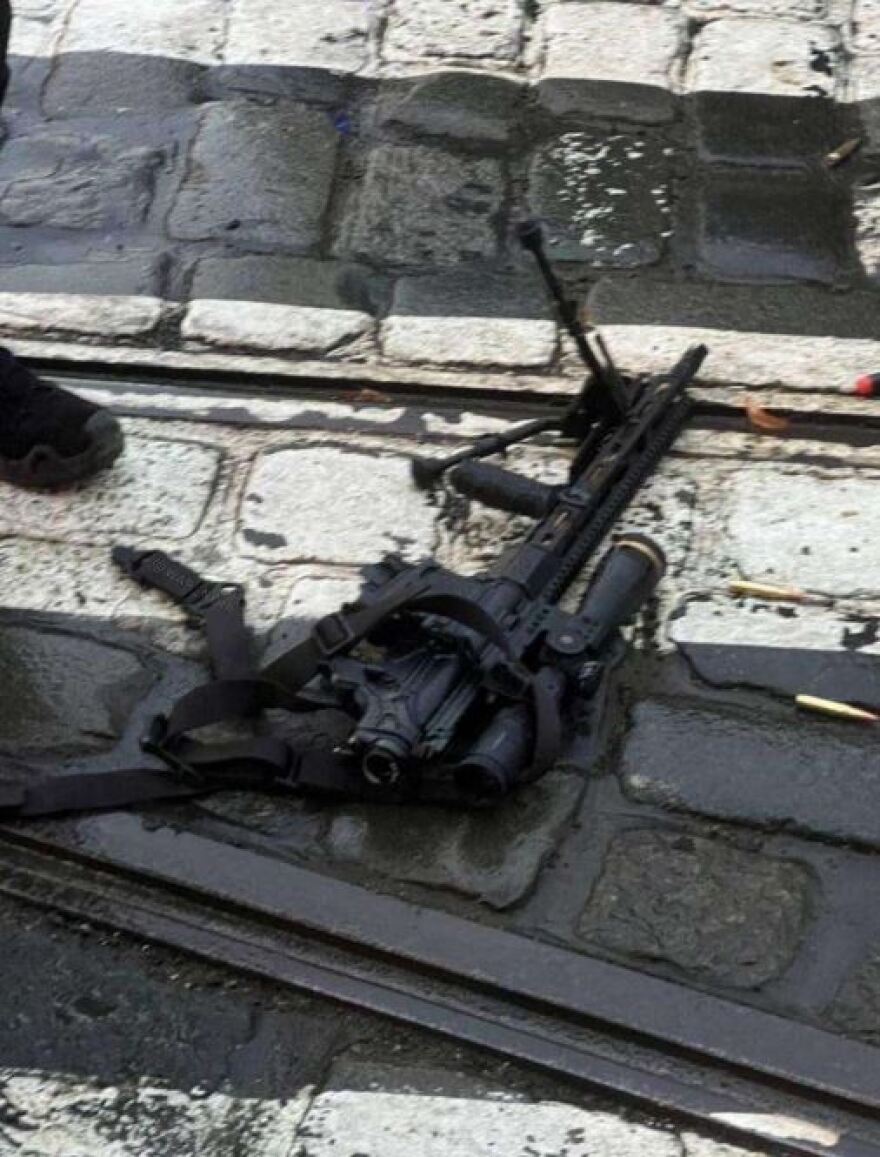 Μακελειό στην Πράγα: Η στιγμή που ο μακελάρης ανοίγει πυρ - Δείτε βίντεο