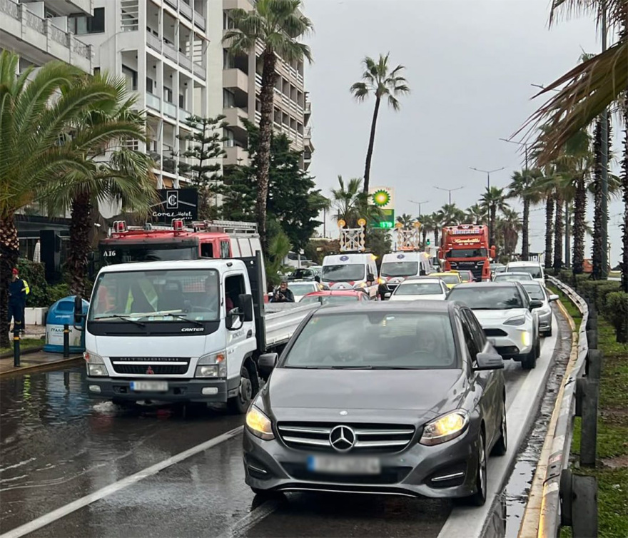 Η κατάσταση στους δρόμους αυτή την ώρα - Κυκλοφοριακό χάος για ώρες το πρωί στην παραλιακή