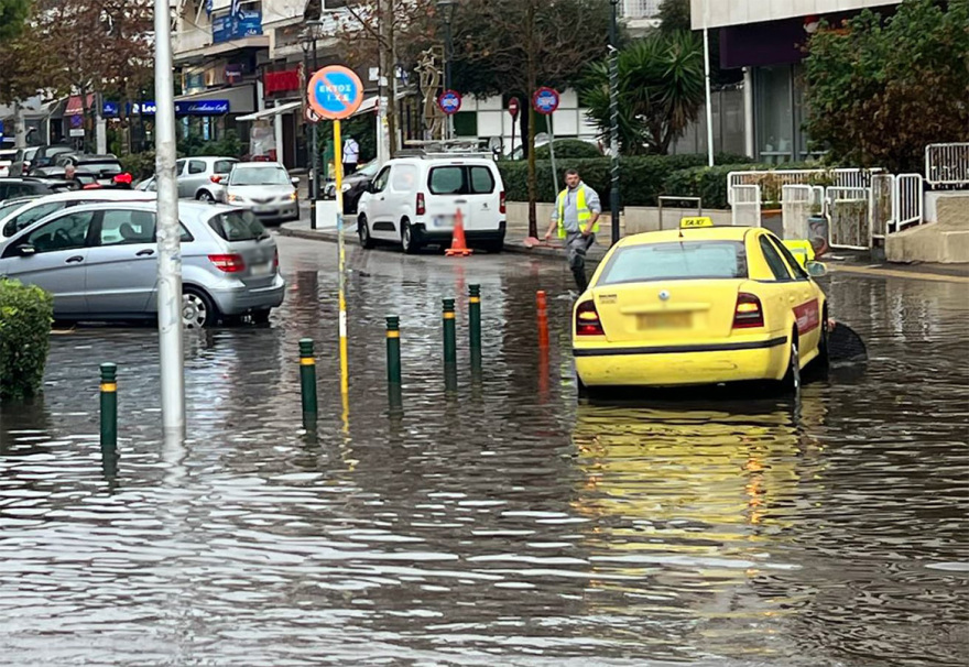 Η κατάσταση στους δρόμους αυτή την ώρα - Κυκλοφοριακό χάος για ώρες το πρωί στην παραλιακή