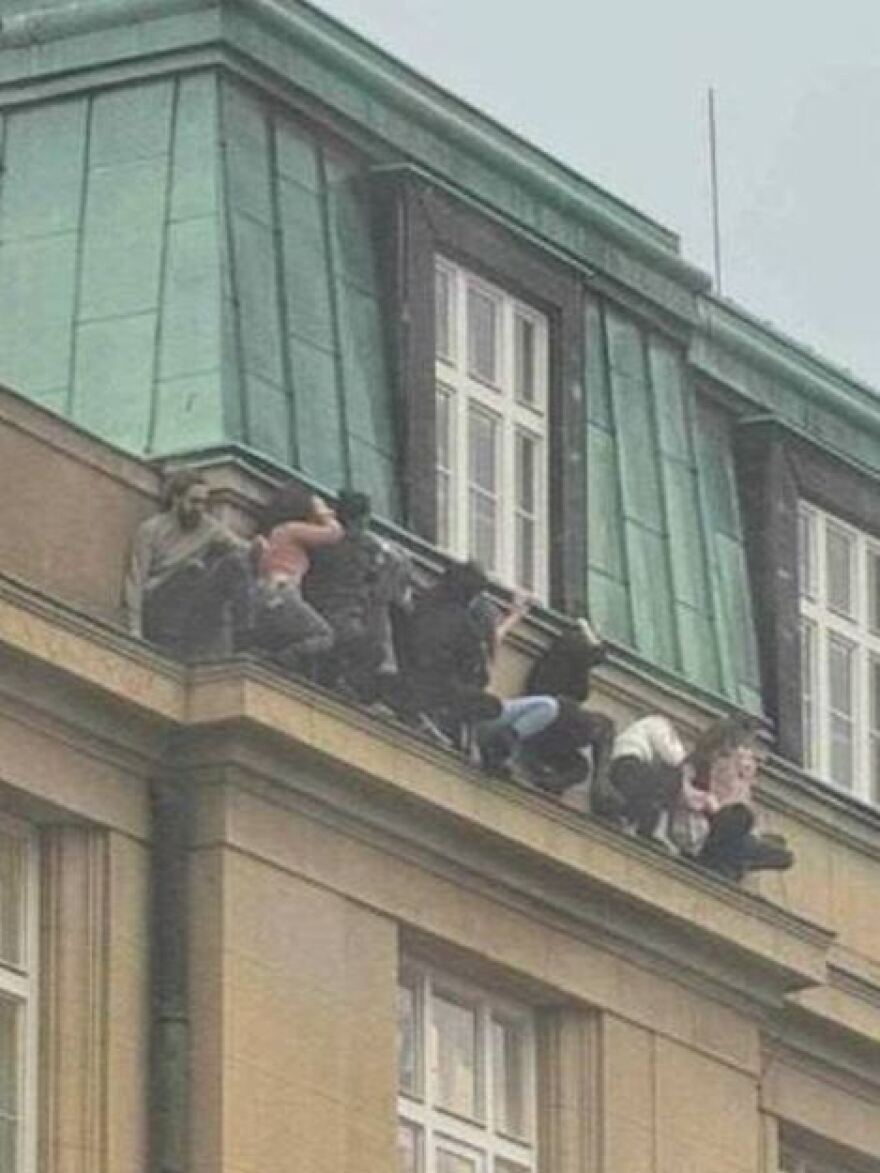 Μακελειό στην Πράγα: Η στιγμή που ο μακελάρης ανοίγει πυρ - Δείτε βίντεο