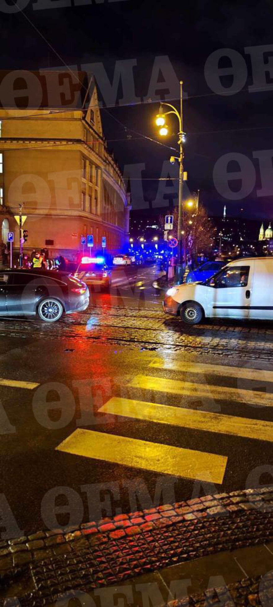 Έλληνες τουρίστες κοντά στο πανεπιστήμιο που έγινε η σφαγή στη Πράγα - «Είμαστε ασφαλείς» - Δείτε βίντεο και φωτογραφίες