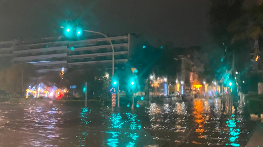 Πλημμύρισε ο Φλοίσβος από τη βροχή - Κλειστές οι δύο λωρίδες στην Ποσειδώνος προς Πειραιά