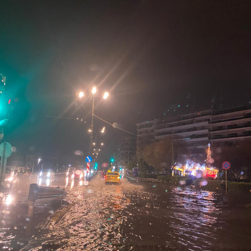 Πλημμύρισε ο Φλοίσβος από τη βροχή - Κλειστές οι δύο λωρίδες στην Ποσειδώνος προς Πειραιά