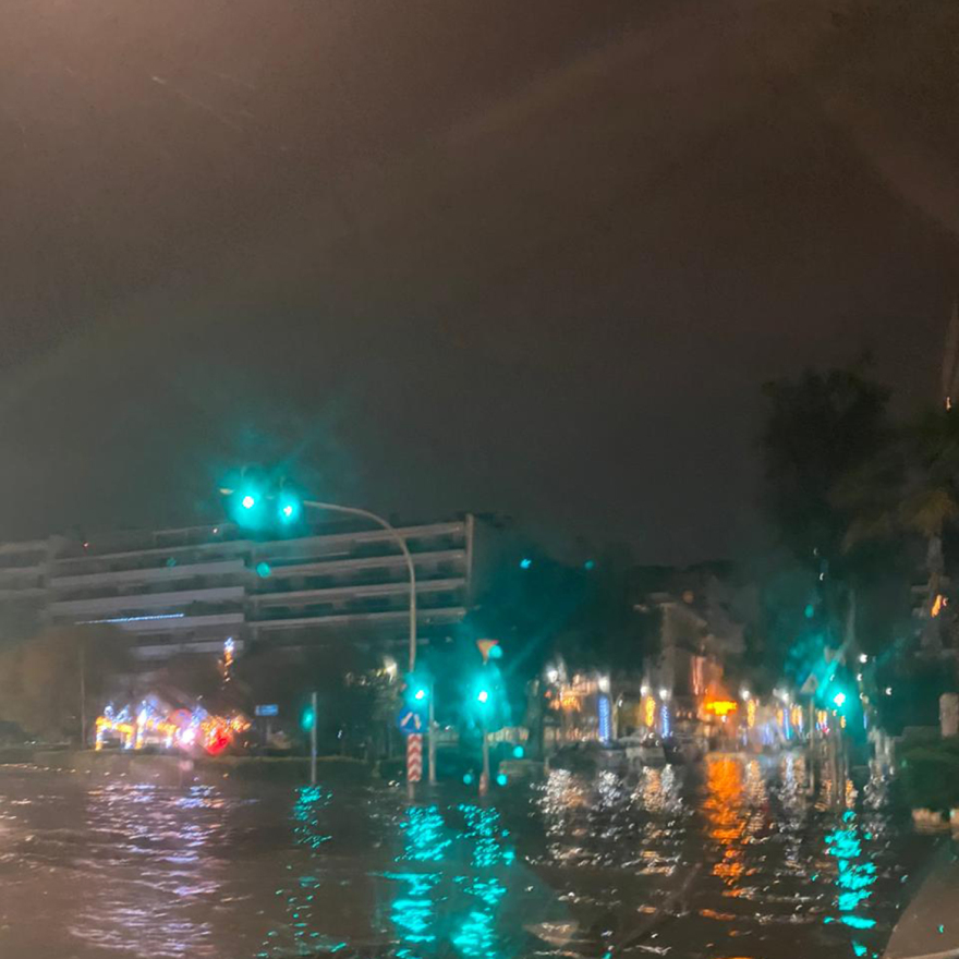 Πλημμύρισε ο Φλοίσβος από τη βροχή - Κλειστές οι δύο λωρίδες στην Ποσειδώνος προς Πειραιά