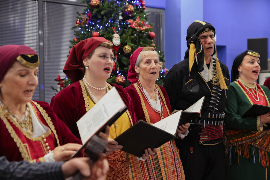 Χριστουγεννιάτικη γιορτή στα γραφεία της ΝΔ και επίσκεψη στελεχών στον Σύλλογο «Η ΦΛΟΓΑ»