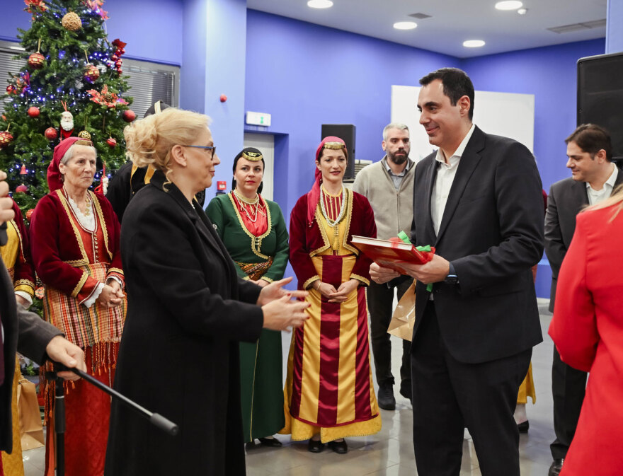 Χριστουγεννιάτικη γιορτή στα γραφεία της ΝΔ και επίσκεψη στελεχών στον Σύλλογο «Η ΦΛΟΓΑ»