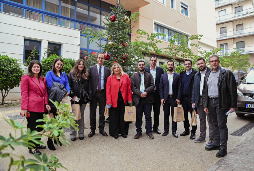 Χριστουγεννιάτικη γιορτή στα γραφεία της ΝΔ και επίσκεψη στελεχών στον Σύλλογο «Η ΦΛΟΓΑ»