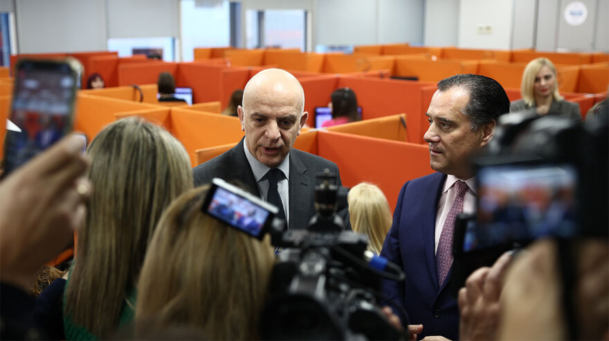 Γεωργιάδης: Επίσκεψη στο τηλεφωνικό κέντρο του ΕΦΚΑ - «Πρώτη φορά το κράτος θα πηγαίνει στον πολίτη»